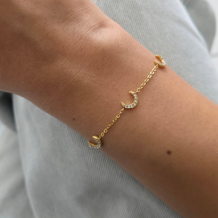 Crescent Moon Dainty Bracelet