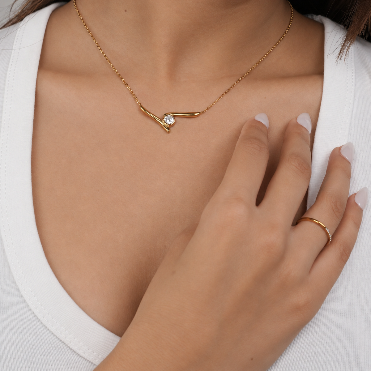Usera Solitaire Necklace